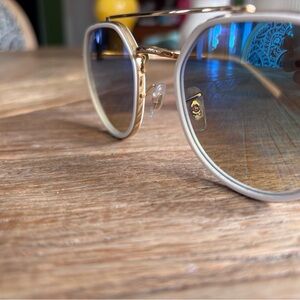 Ray-Ban‘s white rim